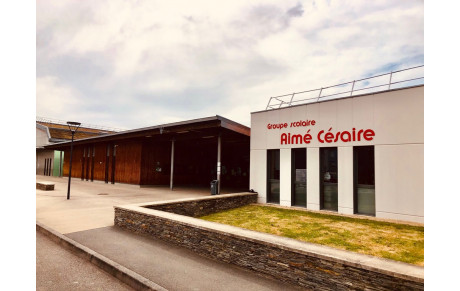 50 mômes de l'école Aimé Césaire concentrés à bloc sur l'échiquier !